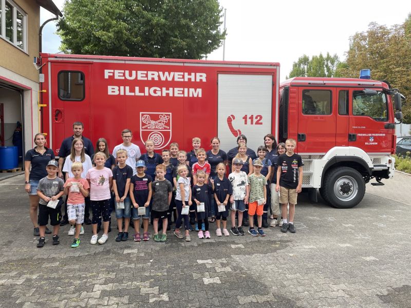 Die Teilnehmer des Ferienprogramms mit den Feuerwehrangehörigen
