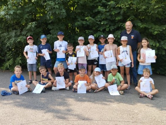 Die Teilnehmer des Kinderfunkens zusammen mit den Verantwortlichen