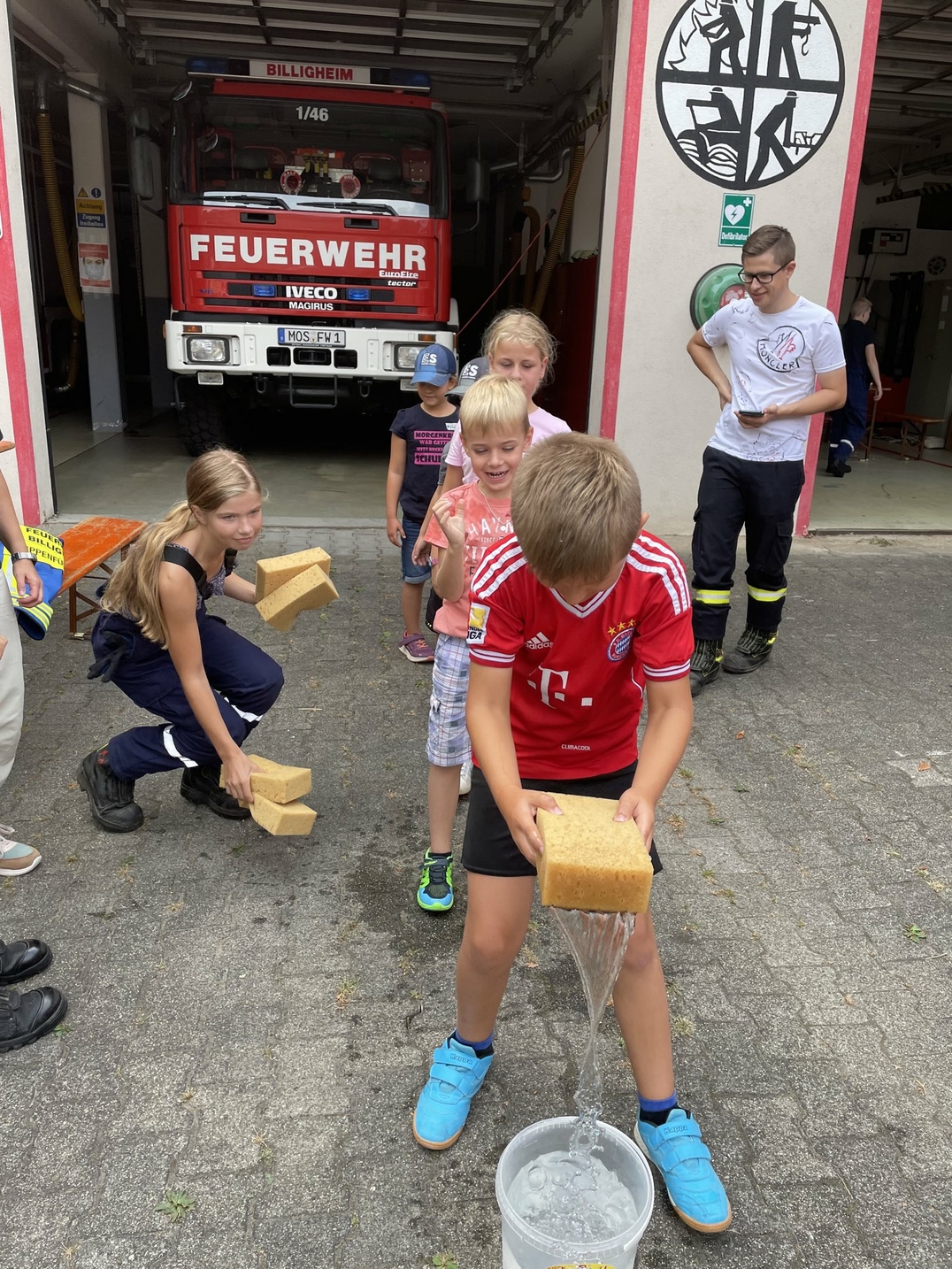 Bei der Feuerwehr wurden spannende Wasserspiele veranstaltet