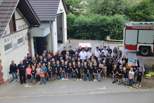 Feuerwehr und Kinder Gruppenbild