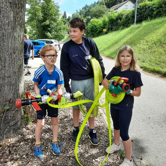 Kinder mit Feuerwehrschlauch