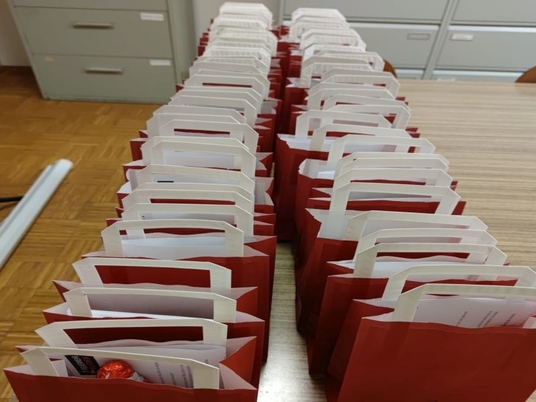 Eingepackte Weihnachtsgeschenke für die Kinder- und Jugendfeuerwehr Eingepackte Weihnachtsgeschenke für die Kinder- und Jugendfeuerwehr